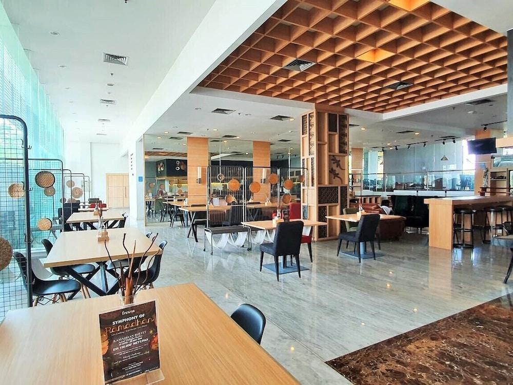 Batiqa Hotel & Apartments Karawang Exteriör bild