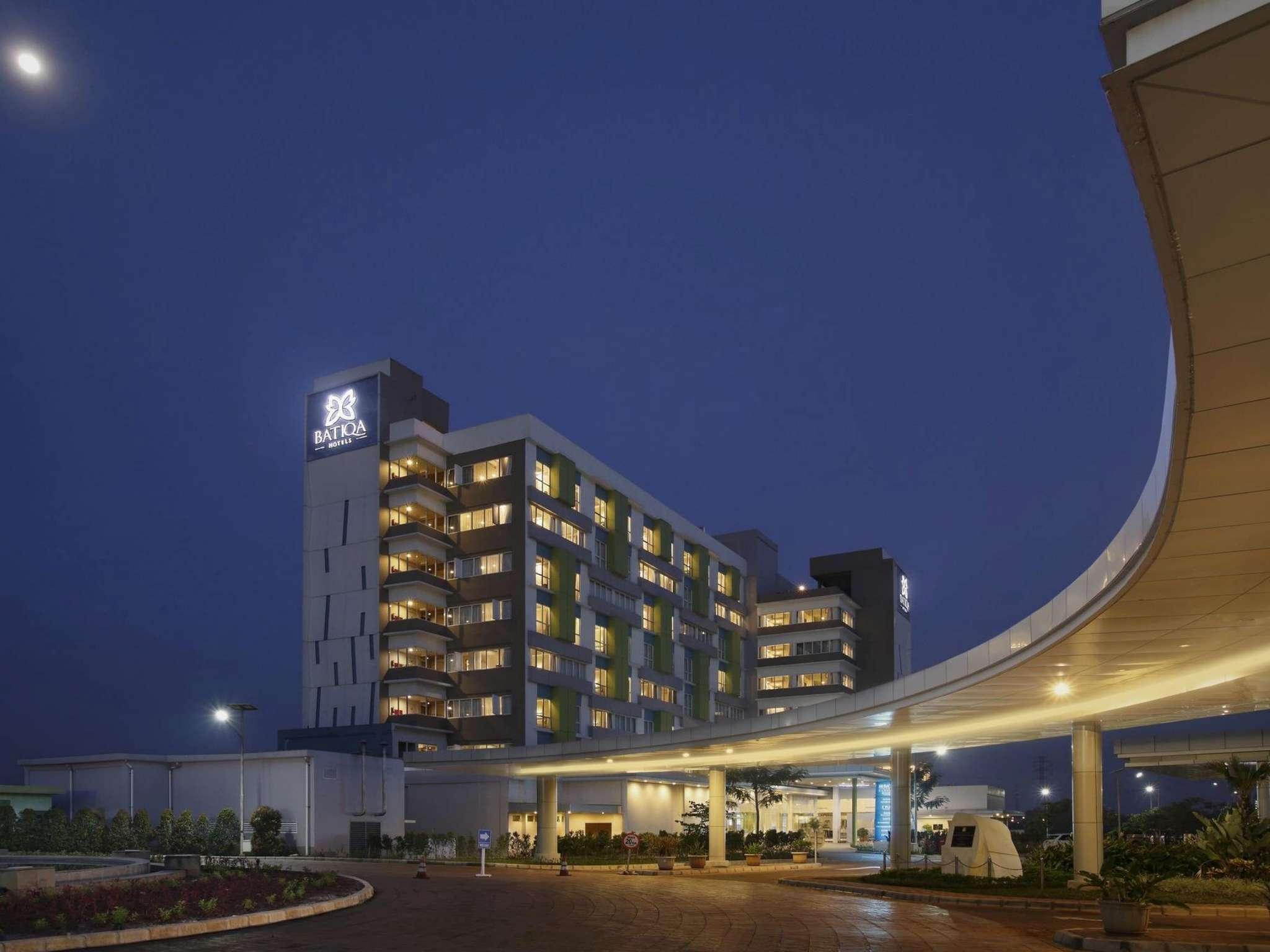 Batiqa Hotel & Apartments Karawang Exteriör bild