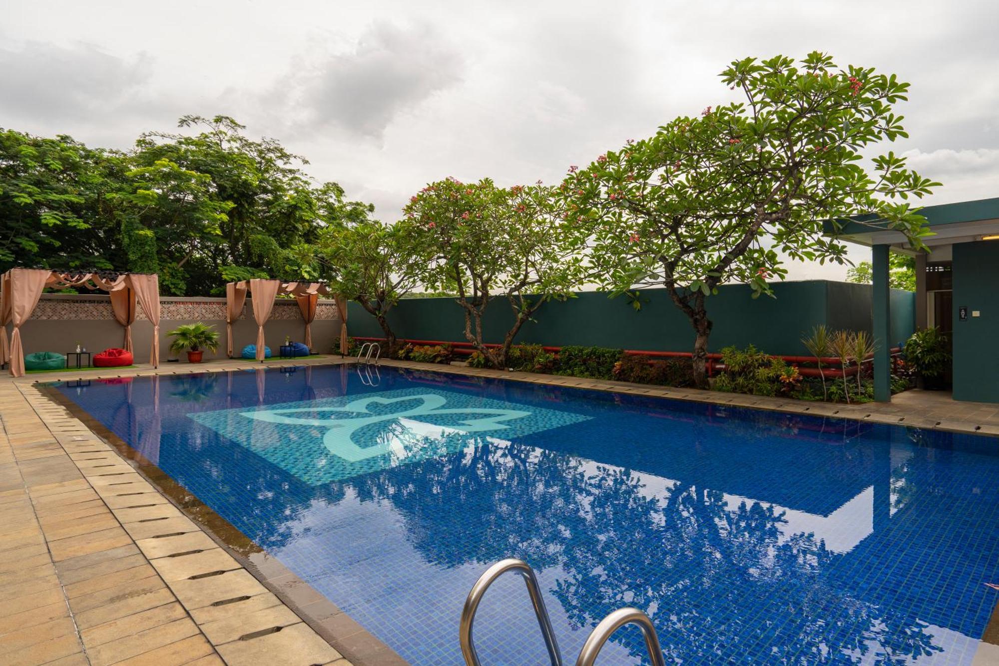 Batiqa Hotel & Apartments Karawang Exteriör bild