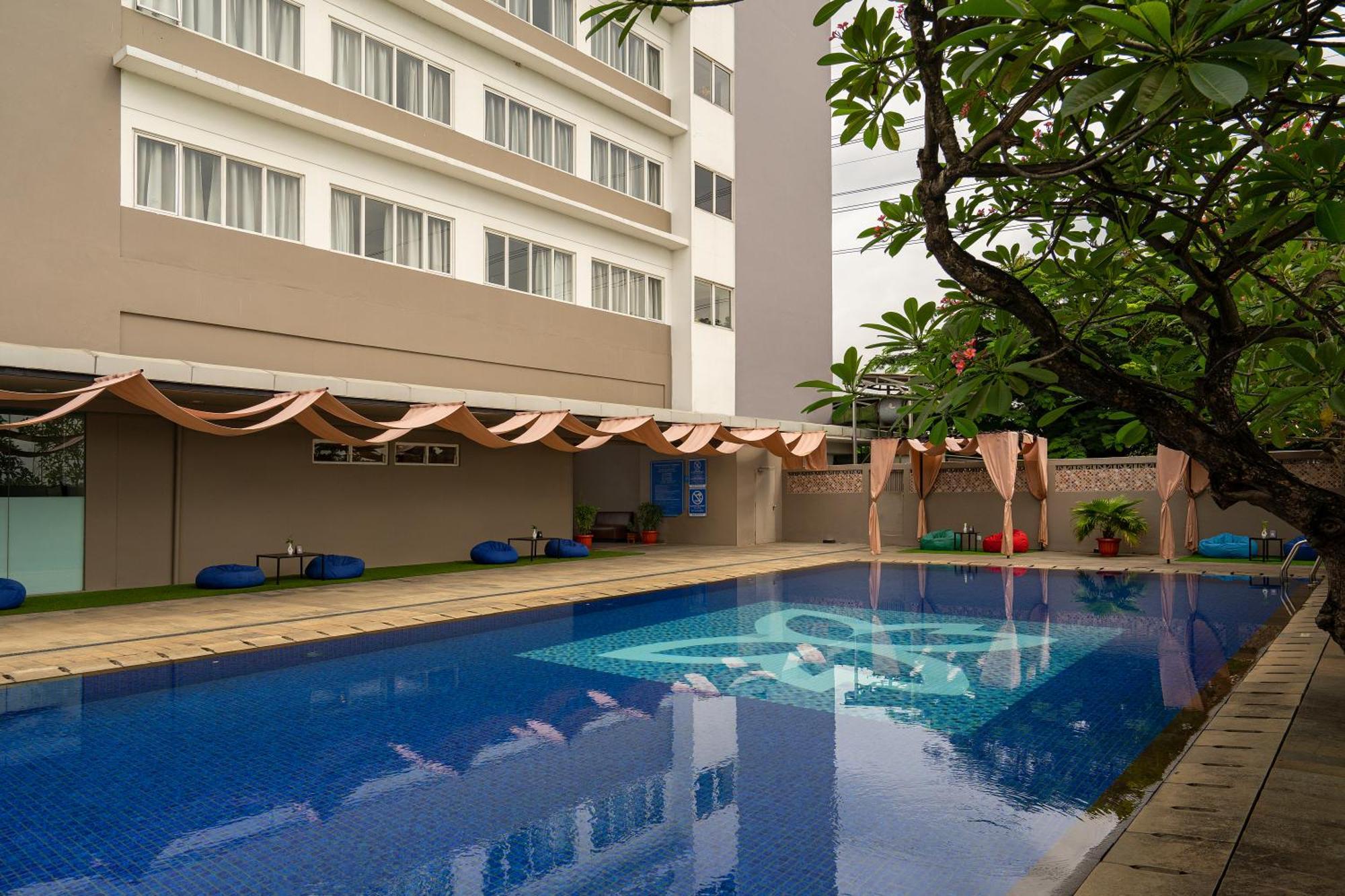 Batiqa Hotel & Apartments Karawang Exteriör bild