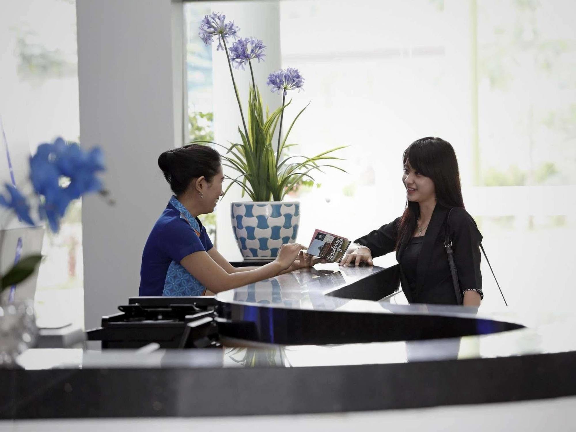 Batiqa Hotel & Apartments Karawang Exteriör bild